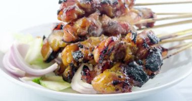 Malezya satay soslu lezzetli fıstık, bir ünlü yerel yemekleri. 4 k görüntüleri video.