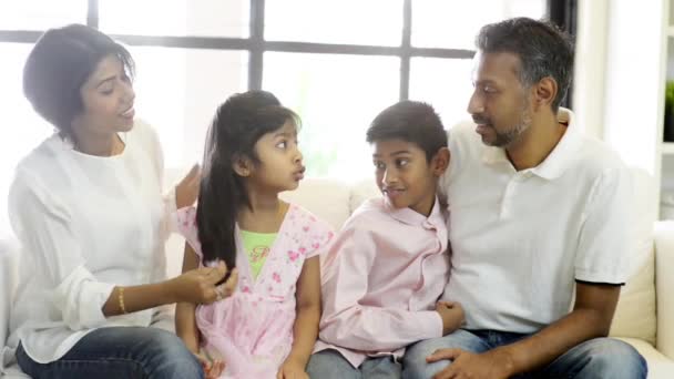 Portret Van Indische Familie Binnen Levensstijl Thuis — Stockvideo