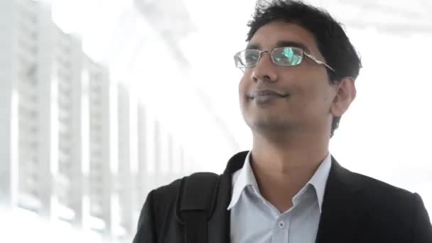 Portrét Dobře Vypadající Usmívající Indický Podnikatel Moderní Budově Přirozeným Světlem — Stock video