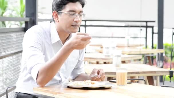 Ασιατικές Ινδός Επιχειρηματίας Τρώει Τρόφιμα Στην Καφετέρια — Αρχείο Βίντεο