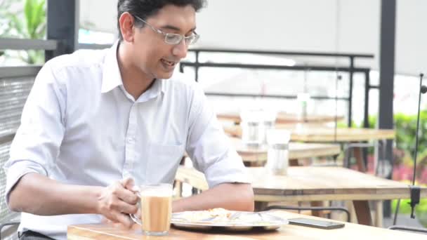 Asiático Indio Hombre Negocios Comer Comida Cafetería — Vídeo de stock