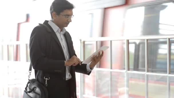 Aziatische Indiase Zakenman Tablet Gebruikt Tijdens Het Wachten Trein Sncf — Stockvideo