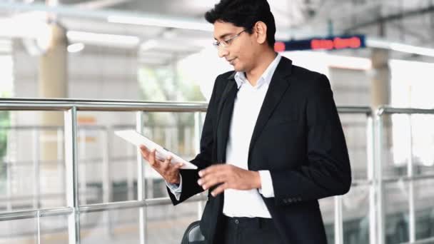 Asiatischer Indischer Geschäftsmann Benutzt Tablet Beim Warten Auf Zug Bahnhof — Stockvideo