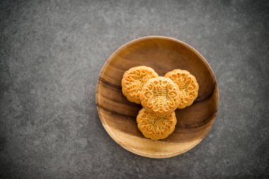 Arkadaşlarınız veya aileniz için geleneksel pişmiş moon kek sonbahar ortası festivali sırasında sunulmaktadır. Flatlay masa üstü görünümü koyu arka plan kopya alanı ile aşağı üzerinde. Yapıştırırken mooncake temsil