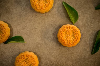 Geleneksel mooncakes arkadaşlarınız veya aileniz için sonbahar ortası festivali sırasında sunulmaktadır. Flatlay tablo üstten görünüm koyu arka plan üzerinde. Moon pasta üzerinde Çince karakter temsil 