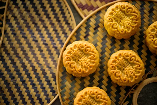 伝統的な菓子の月餅は 中秋節の間に友人や家族に提供しています テーブル ビュー コピー スペースと低光をトップに Flatlay 月餅に中国語の文字を表す英語で — ストック写真