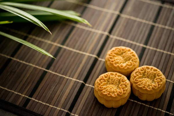 中秋节期间 为亲朋好友提供传统的烤月饼 月饼中的汉字代表英语中的 莲花糊 — 图库照片