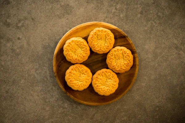 中秋节期间 传统月饼被提供给朋友或家人 Flatlay 表在暗背景上的顶部视图 月饼中的汉字代表英语中的 莲花糊 — 图库照片