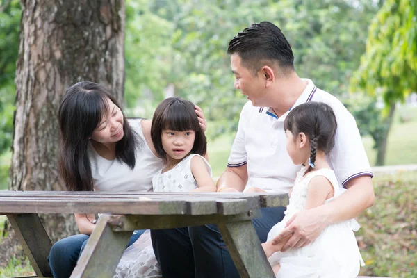 Asya Aile Açık Park Oturuyor Ahşap Masa Üzerinde Boş Alanı — Stok fotoğraf