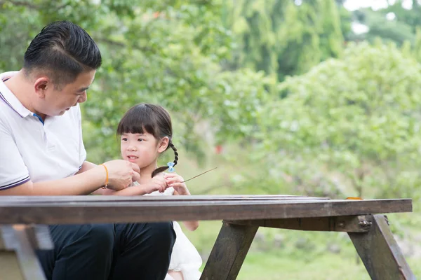 Famiglia Asiatica Padre Figlio Seduti Parco All Aperto Spazio Vuoto — Foto Stock