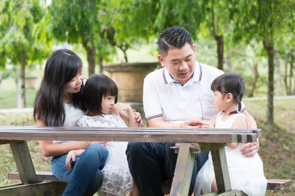 Famiglia Asiatica Genitori Bambini Seduti Parco All Aperto Spazio Vuoto — Foto Stock