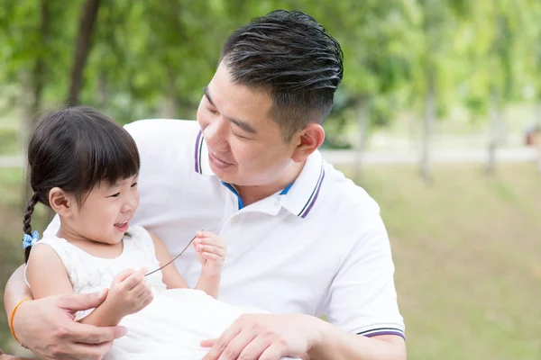 Glücklicher Vater Und Tochter Die Spaß Grünen Park Haben Asiatische — Stockfoto