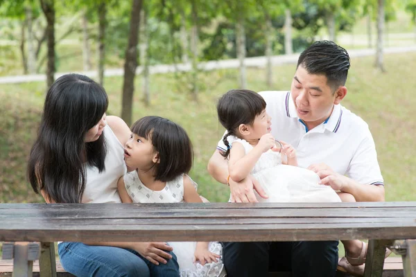 アジア系の家族 親と子の屋外公園で接着が可能です 木製のテーブルに空の空間 — ストック写真