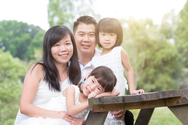 Asiatisches Familienporträt Eltern Und Kinder Sitzen Park Leerstelle Auf Holztisch — Stockfoto