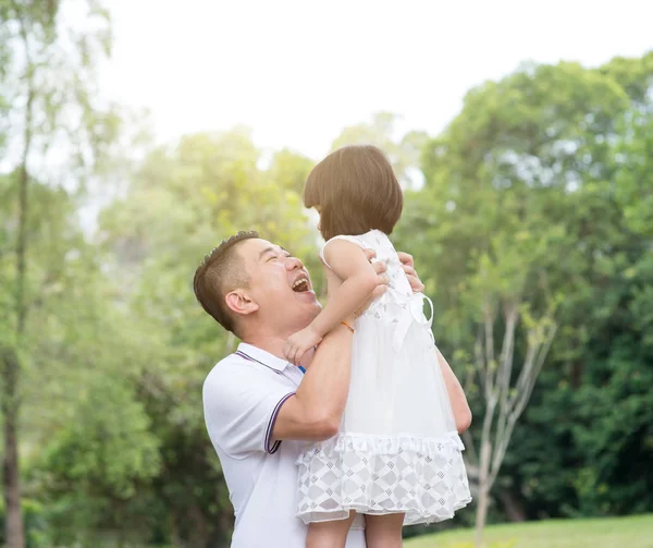 Asya Aile Portresi Baba Kızı Açık Parkı Nda Eğleniyor — Stok fotoğraf