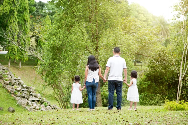 Familia Asiática Aire Libre Padres Hijos Tomados Mano Caminando Parque —  Fotos de Stock