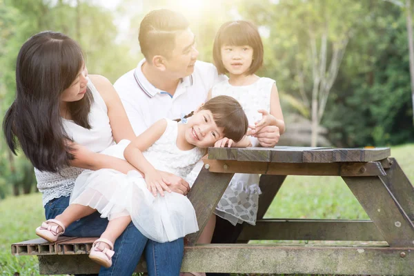 Asya Aile Portresi Ebeveynler Çocuklar Açık Parkı Nda Eğleniyor Ahşap — Stok fotoğraf