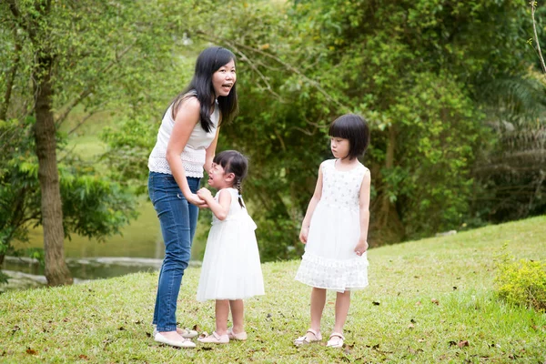 Mãe Reconfortante Chorando Filha Parque Livre Asiático Família Livre Retrato — Fotografia de Stock