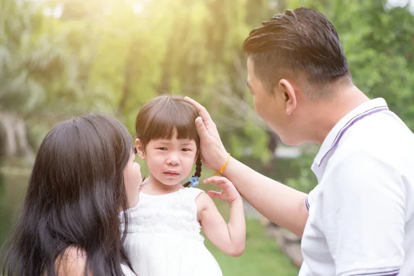 Ouders Troosten Huilende Dochter Buiten Park Aziatische Familie Portret Buitenshuis — Stockfoto