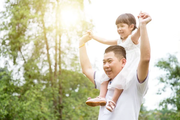 Asya Aile Açık Havada Dikey Baba Sırtıma Kız Yeşil Park — Stok fotoğraf