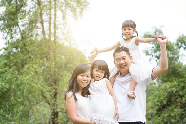 両親と子供たちに公園でカメラを見てします アジア系の家族の屋外ポートレート — ストック写真