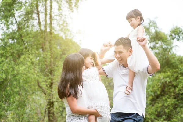 Padres Hijos Divirtiéndose Parque Familia Asiática Aire Libre Retrato — Foto de Stock
