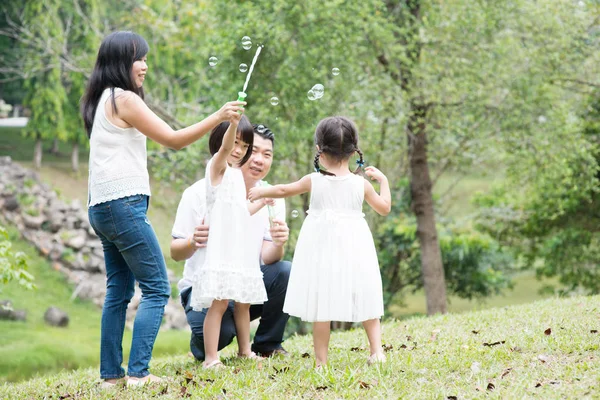 Ouders Kinderen Blazen Van Zeepbellen Tuin Park Aziatische Familie Buiten — Stockfoto