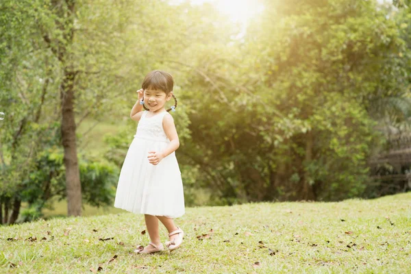 Szczęśliwa Dziewczynka Gra Zielony Park Azjatycka Rodzina Zewnątrz Portret — Zdjęcie stockowe
