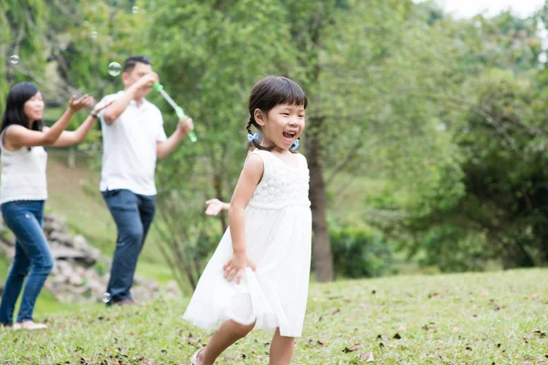 Rodzice Dzieci Bawiące Się Baniek Mydlanych Parku Azjatycka Rodzina Aktywności — Zdjęcie stockowe