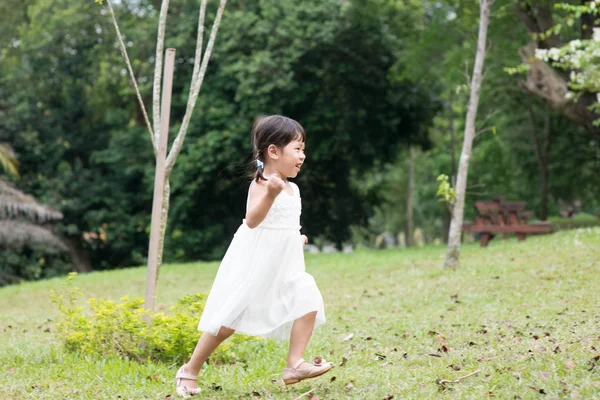 Menina Feliz Brincando Correndo Parque Verde Asiático Família Livre Retrato — Fotografia de Stock