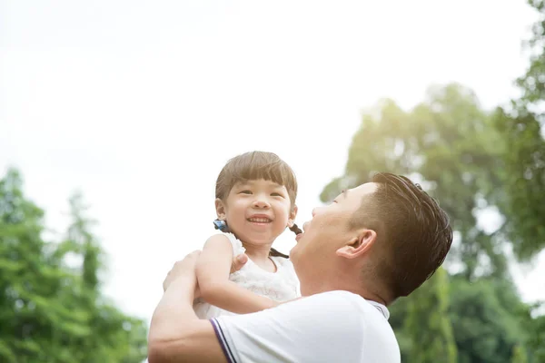 Ázsiai Családi Portré Szabadban Apa Lánya Játszik Zöld Park — Stock Fotó