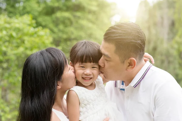 Eltern Küssen Kind Grünen Park Asiatische Familie Aktivitäten Freien — Stockfoto