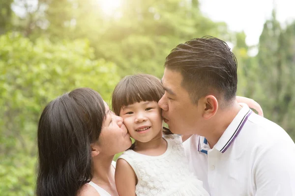 Eltern Küssen Tochter Grünen Park Asiatische Familie Aktivitäten Freien — Stockfoto