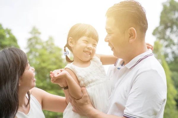 Zufriedene Eltern Und Kinder Grünen Park Asiatische Familie Aktivitäten Freien — Stockfoto