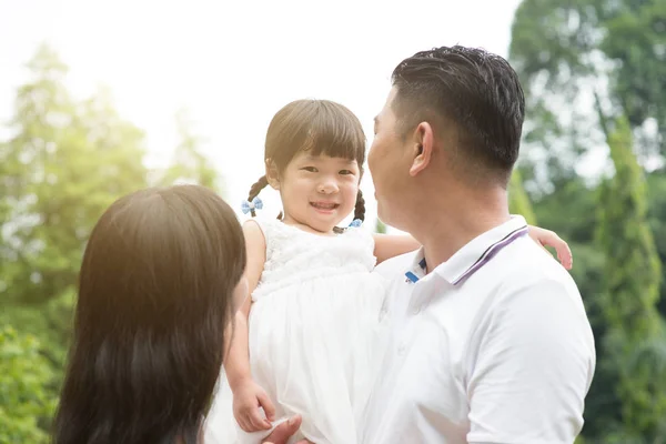 Šťastní Rodiče Rozdíl Zeleného Parku Asijské Rodiny Outdoor Aktivity — Stock fotografie