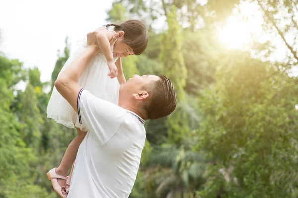 Asian Family Outdoors Portrait Father Daughter Bonding Green Park — Stock Photo, Image