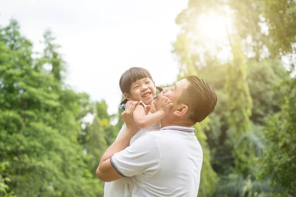 Asiatische Familie Freien Porträt Vater Und Tochter Haben Spaß Gartenpark — Stockfoto