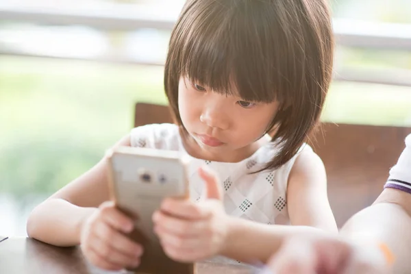 Enfant Asiatique Jouant Téléphone Intelligent Café Style Vie Extérieur Lumière — Photo