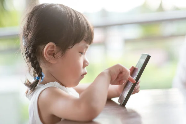 Kleines Asiatisches Mädchen Spielt Smartphone Café Natürliches Licht Freien — Stockfoto