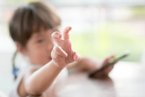 Kleines Verspieltes Asiatisches Mädchen Das Café Smartphone Spielt Natürliches Licht — Stockfoto