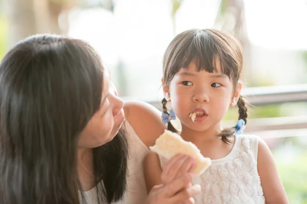 Aziatische Kind Eten Delen Boter Toast Met Moeder Café Buiten — Stockfoto