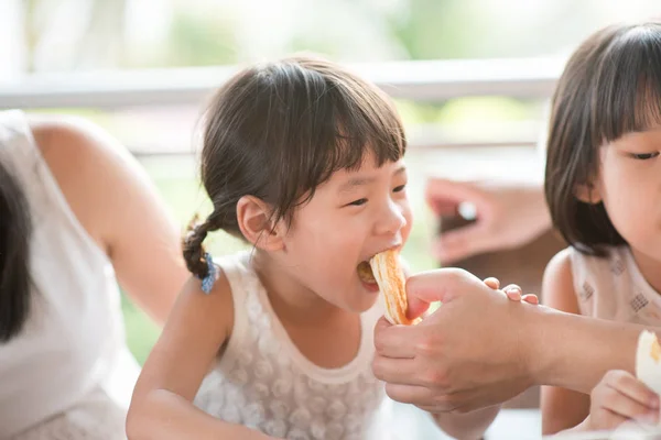 Vuxen Foder Bröd Till Barn Café Asiatisk Familj Utomhus Livsstil — Stockfoto