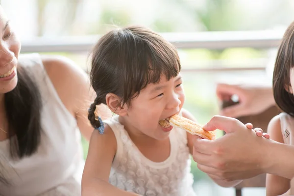 パパは パンをカフェで子供に供給 自然光でアジア家族アウトドア ライフ スタイル — ストック写真