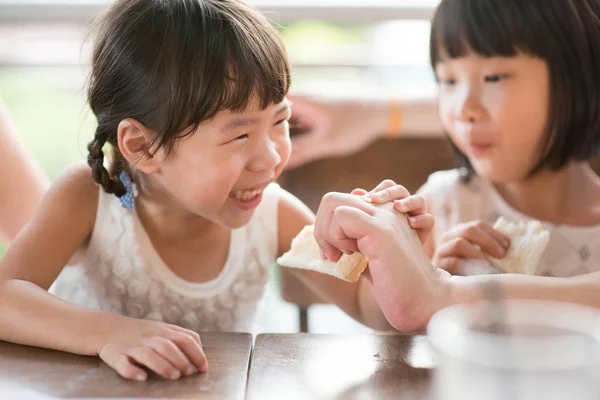 カフェで子供にパンを送り親 自然光でアジア家族アウトドア ライフ スタイル — ストック写真