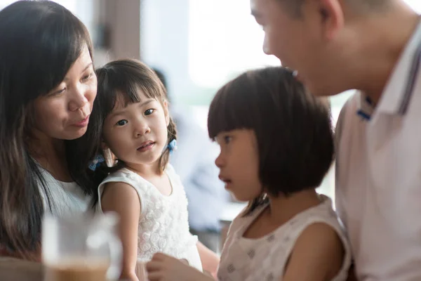 Disparos Sinceros Gente Cafetería Niña Con Expresión Facial Variada Familia — Foto de Stock