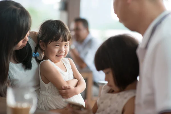 Disparos Sinceros Gente Cafetería Niña Con Expresión Facial Variada Familia — Foto de Stock