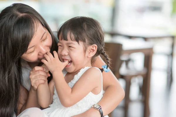 Disparos Sinceros Gente Cafetería Niña Con Expresión Facial Variada Familia —  Fotos de Stock