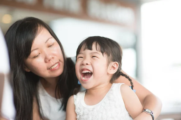 Candid Sparare Persone Mensa Ragazzina Con Varie Espressioni Facciali Famiglia — Foto Stock