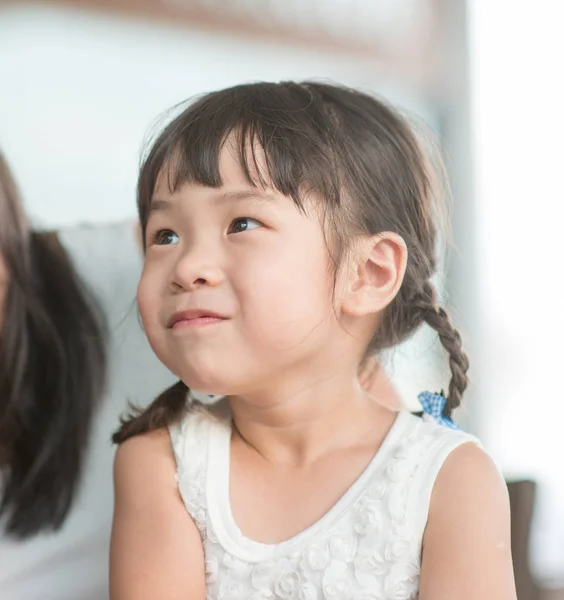 Candid Sparare Persone Mensa Ragazzina Con Varie Espressioni Facciali Famiglia — Foto Stock