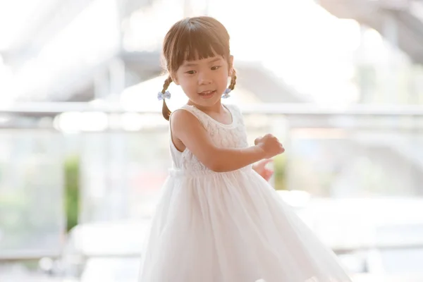 Szczęśliwa Dziewczynka Białej Sukni Taniec Azjatycka Rodzina Zewnątrz Życia Naturalnego — Zdjęcie stockowe